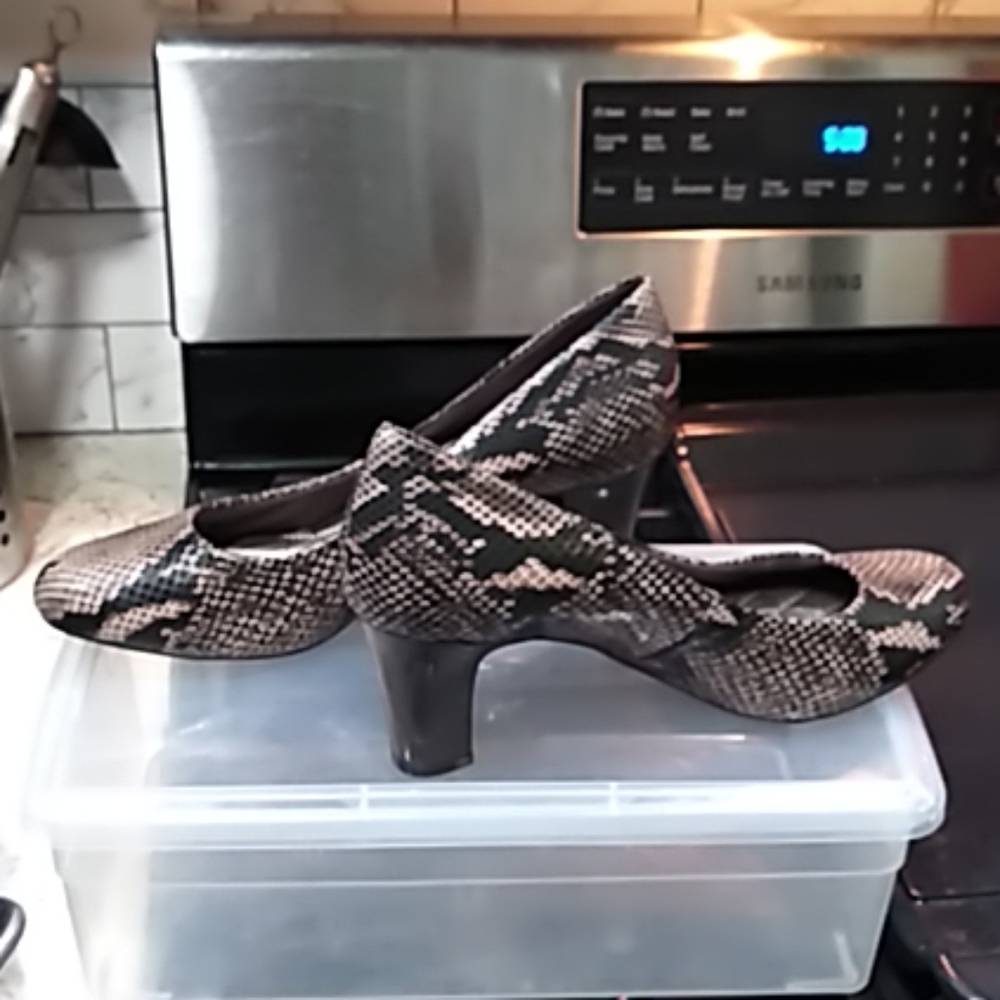 Easy Spirit 2 1/2 inch heels - 8 1/2 wide